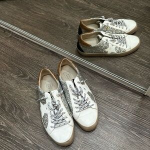 Shiny sneakers ⭐️